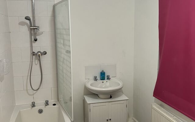 Guesthouse-2br-parking-wifi-toiletriesprovided