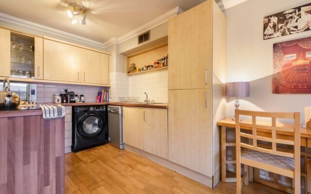 Convenient Oxford Street 1BR Flat