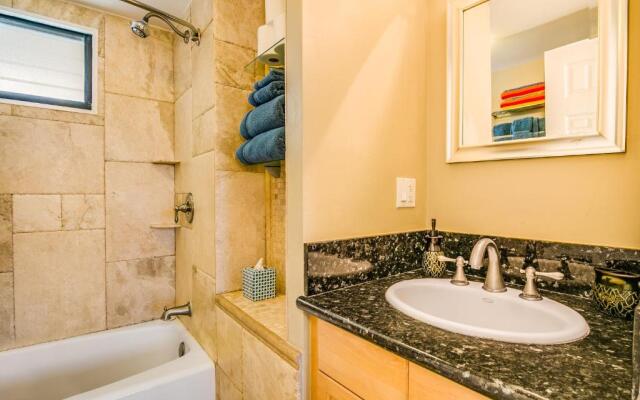@ Marbella Lane Mountain View Studio, steps from Wakiki Beach