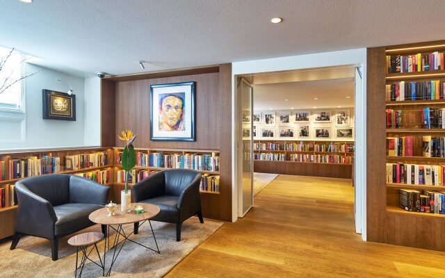 Ambassade Hotel
