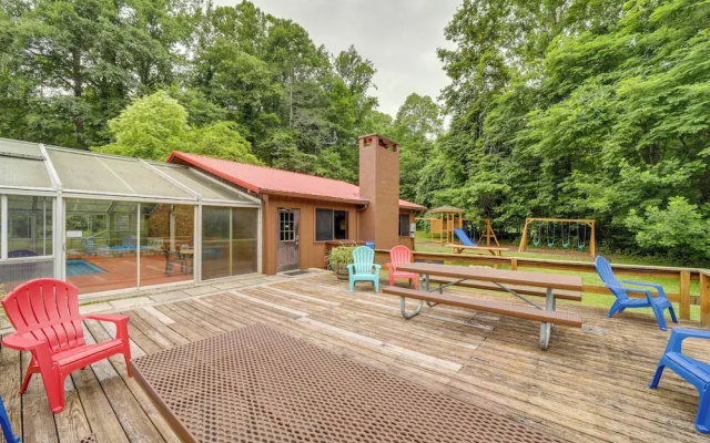 Pet-friendly Creekside Cabin w/ Pool Access!
