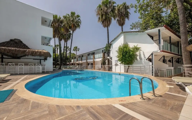 Tropic Beach Club Side