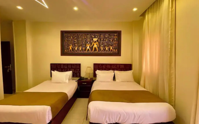 Nemes Pyramids View INN