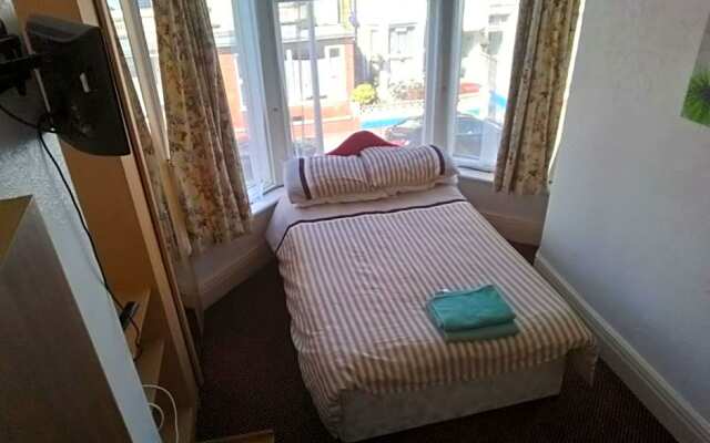 MyRoomz Golden Strand Hotel