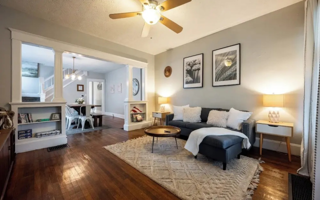 Spacious Duplex for 14 in Downtown