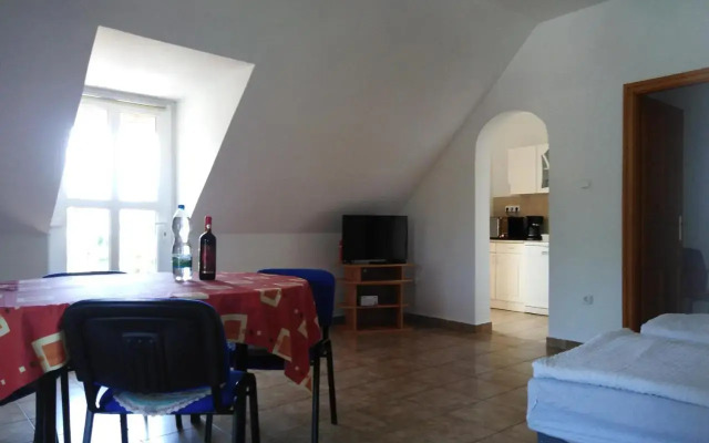 Ferienwohnung mit Pool direkt am See 1