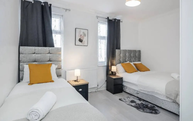 Stunning Top 2 Bed Flat Tilbury Central Location