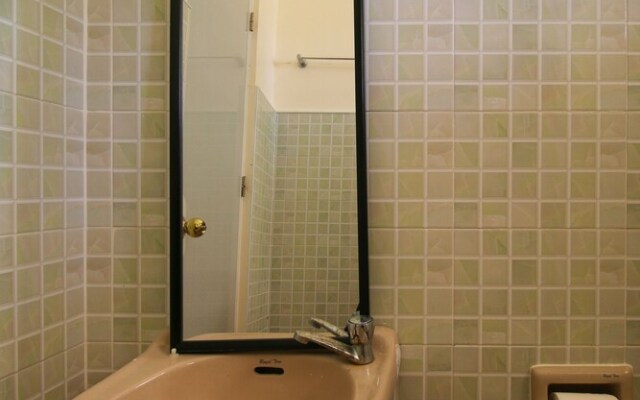 J5 Guest House & Restobar by OYO Rooms