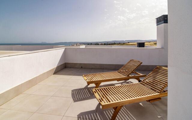 LME9F1- Penthouse, amazing views, families only