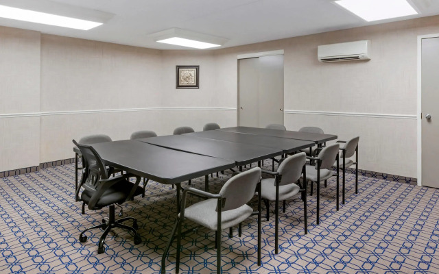 Quality Suites Whitby