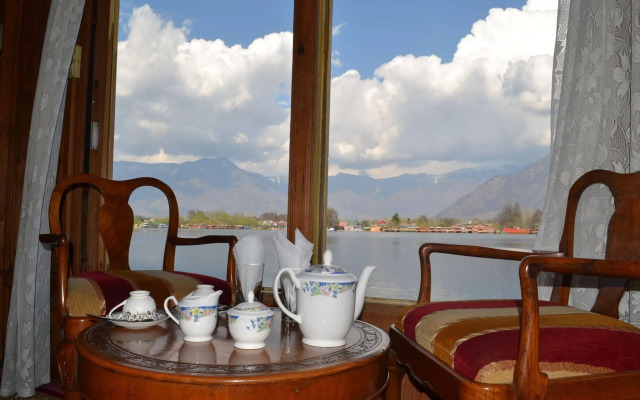 Peacock Houseboats