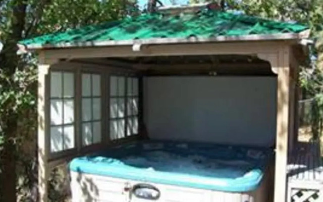 RedAwning Out of Dodge Lodge