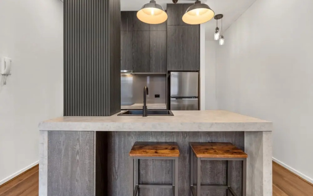 1-bed Warehouse Conversion in Melbourne CBD – Guest Rooms – Melbourne
