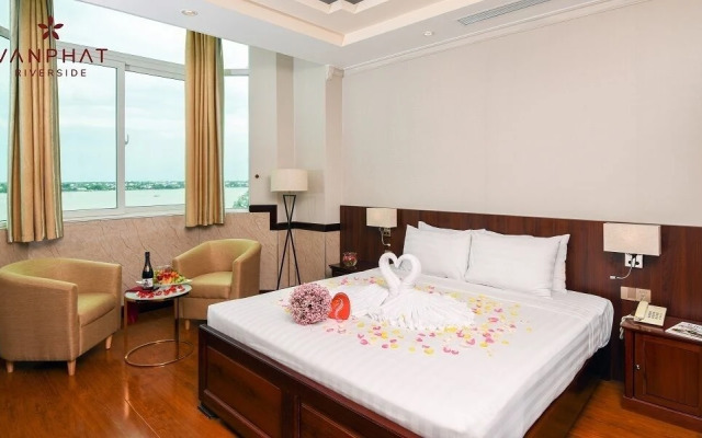 Van Phat Riverside Hotel