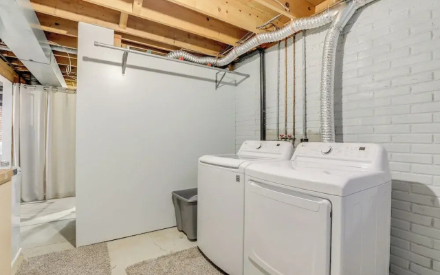 Family-friendly Lincoln Home w/ Sandbox & Grill!