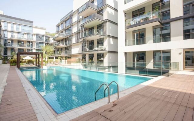 Captivating Apt in City Walk Pool View!