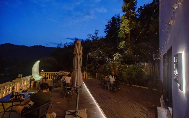 Whispering Mountains Boutique Hotel