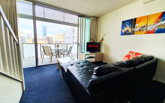 City Penthouse Views Wine Pool Gym Netflix
