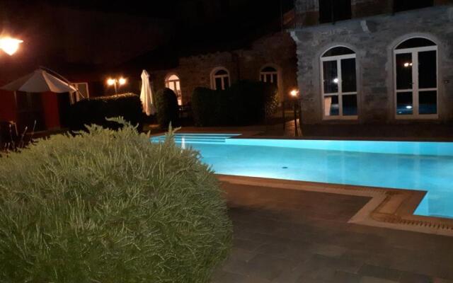 BELLAGIO DREAMS APT, pool, with private garden, near lake