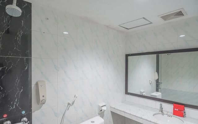 RedDoorz Plus near Harbour Bay Mall Batam