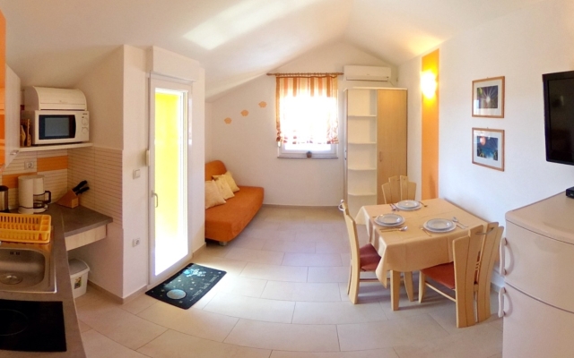 Apartment Amalia - family friendly with parking: A3 Ariela Pakostane, Riviera Biograd