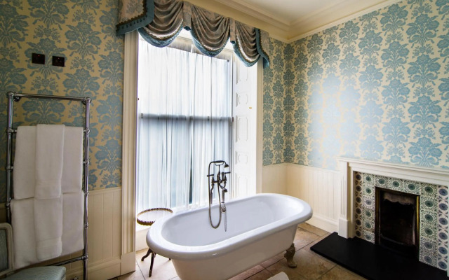 Crossbasket Castle Hotel & Restaurant