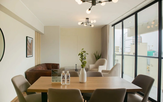 w Modern 3BR w Balcony Near Kennedy Park