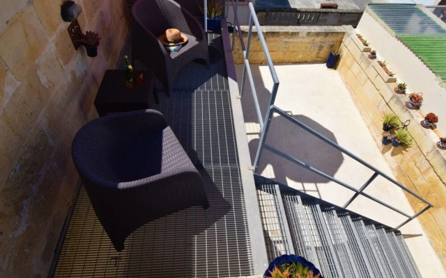 Stylish Maltese Retreat- Stunning Water Views & AC