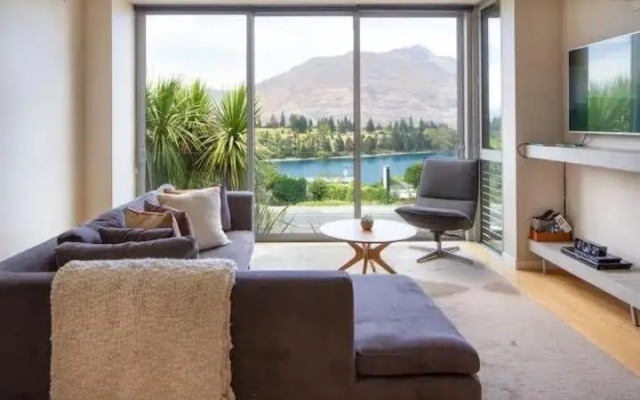 Stunning Lakeview 1 Bedroom Apartment