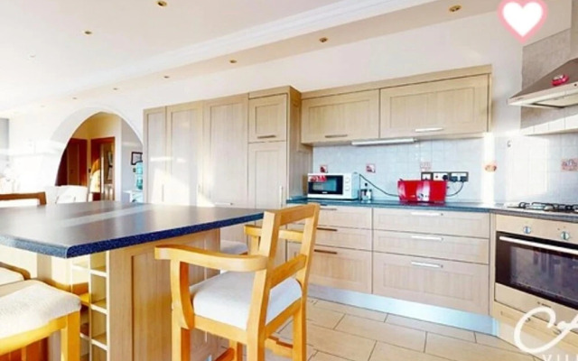 Marina Magic Sunset Villa-pool-parking-3br