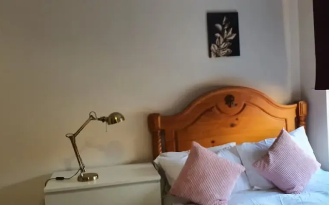 Room in Guest Room - Nice Large Room in Coventry