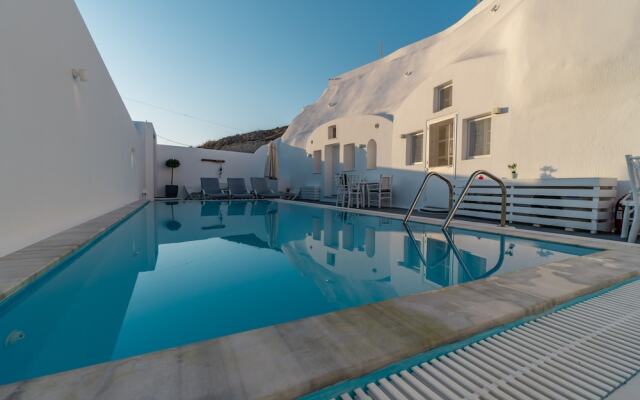 Beautiful 4-bed Cave House Near Fira, Private Pool