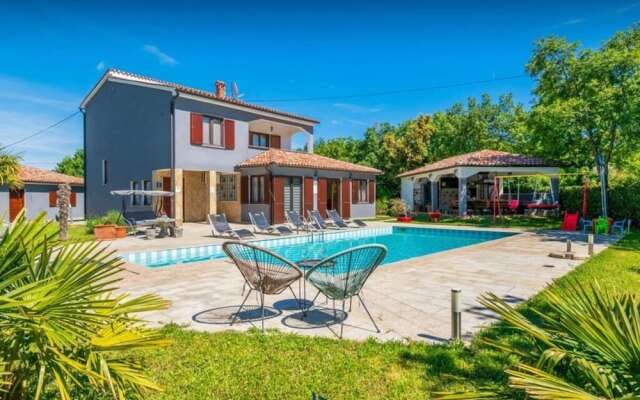Adalene Comfortable Holiday Residence