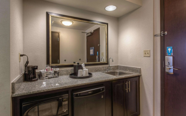 Hampton Inn & Suites Detroit / Airport - Romulus