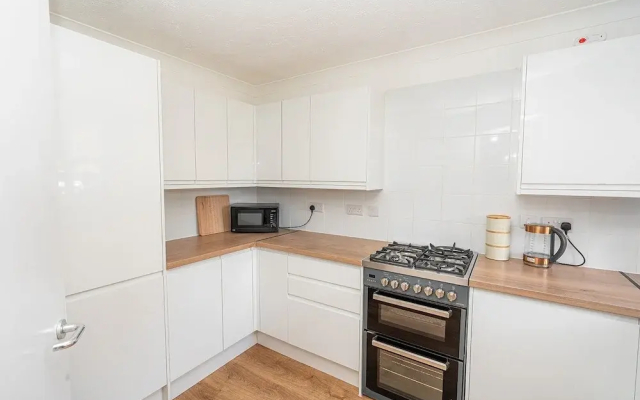 Modern 2-bed Home With Driveway Basingstoke
