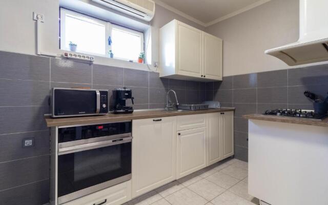 House Jasmin large garden, near Nin