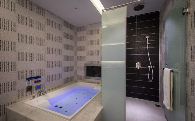Uher Luxury Resort & Hotel