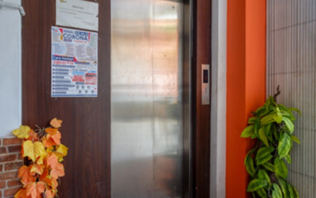 RedDoorz Plus near Ciputra Mall Simpang Lima 2