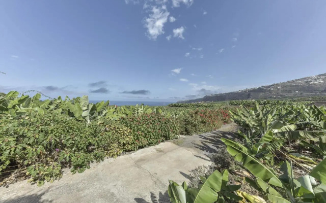 Rural House Los Orovales with Terrace and Parking