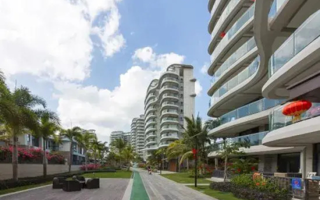 Yajing Haiju Surfing Seaview Design Hotel (Wanning Sunac Riyuewan Branch)