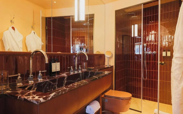 Confidential Room 5, a Stone's Throw From the Louvre