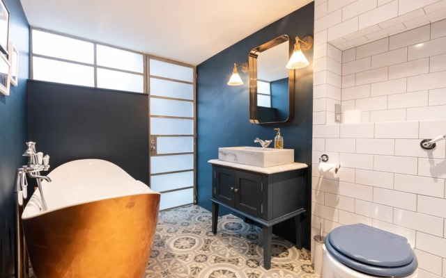 Stylish 2 Bedroom Converted Victorian Storefront