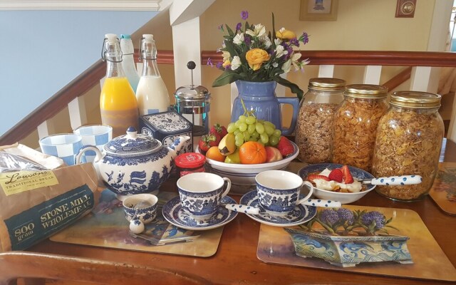 Water Bay Villa Bed and Breakfast