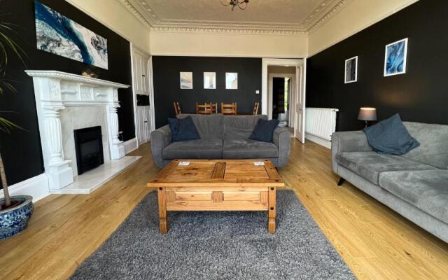 A Spacious Flat with Character - Private Car Space