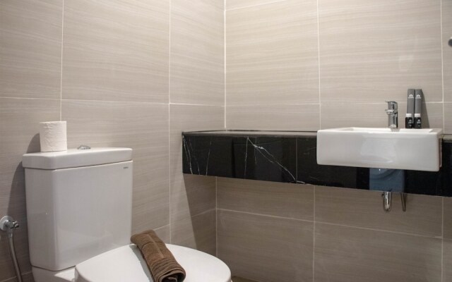 Well Appointed And Homey Studio At West Vista Apartment