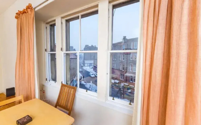 Charming and Spacious New Town Apartment