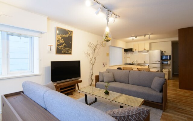 Hiragishi House