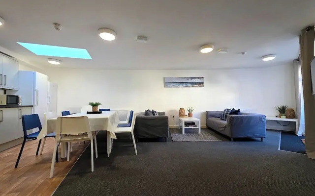 7 Bed House - Sleeps 14 - Parking