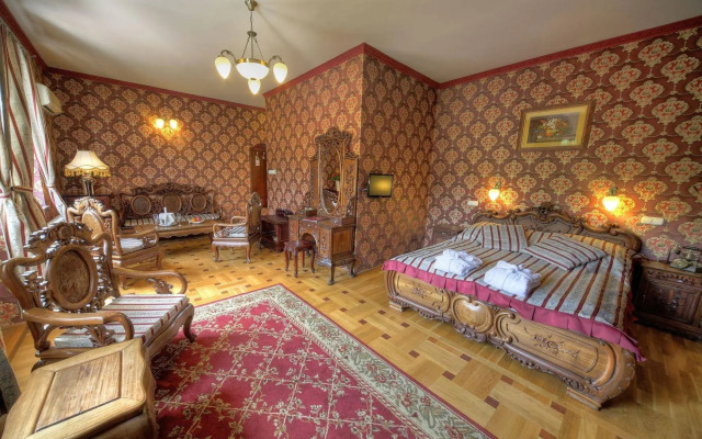 Fried Castle Hotel and Restaurant