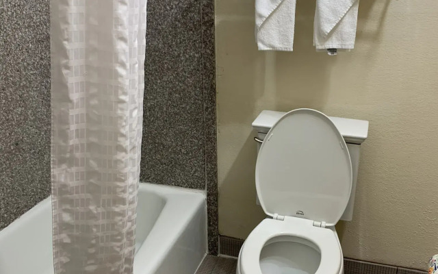 Quality Inn & Suites Pensacola Bayview